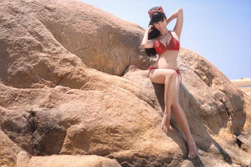Trên trang cá nhân của mình, Lê Kiều Như đã chia sẻ những bức hình mặc bikini có chất liệu đặc biệt là ớt. Lê Kiều Như cho hay, cô đã tự tay kết những trái ớt này thành bộ đồ bikini nóng bỏng. 2